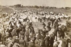 Chicago police fire on Litte Steel strikers on Memorial Day 1937